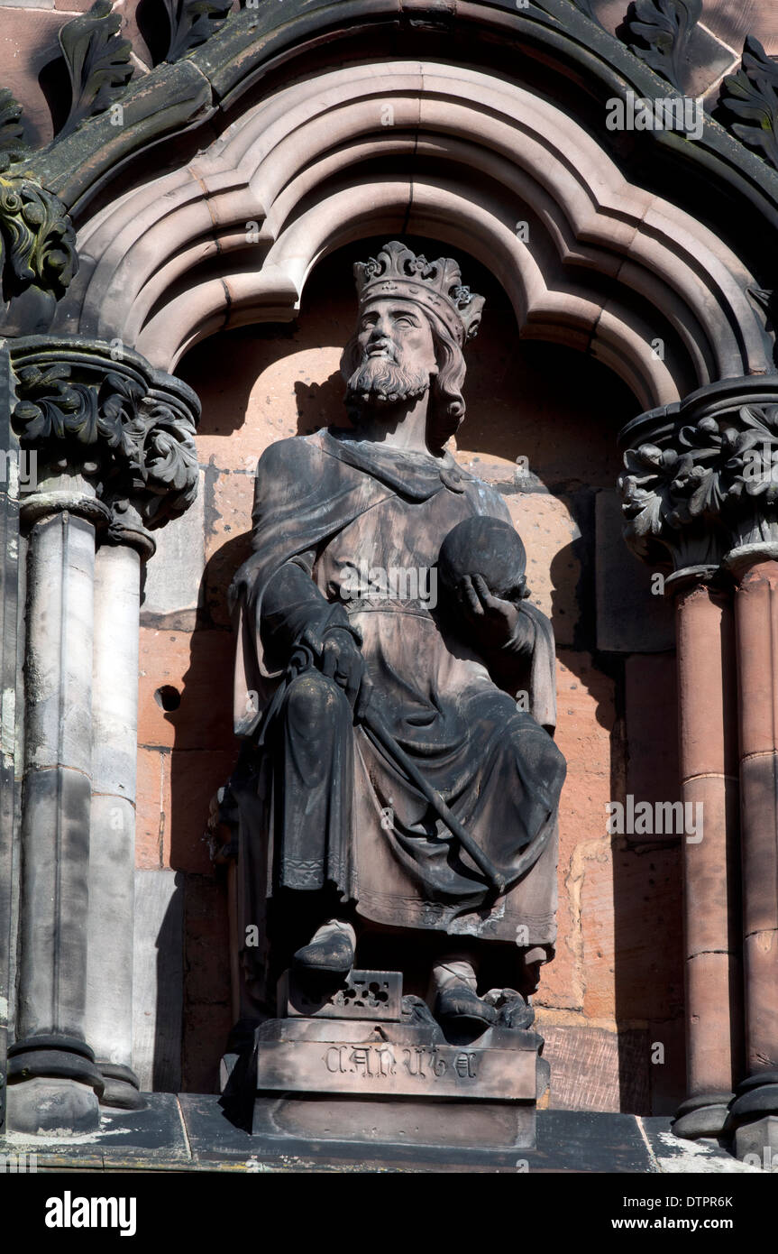 king-canute-statue-on-the-exterior-of-lichfield-cathedral-staffordshire-DTPR6K.jpg